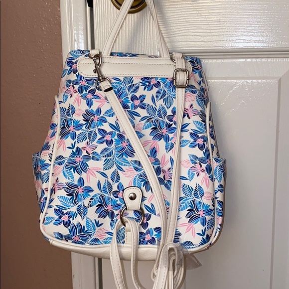 It’s a really cute bag to take with you anywhere! - Picture 2 of 2